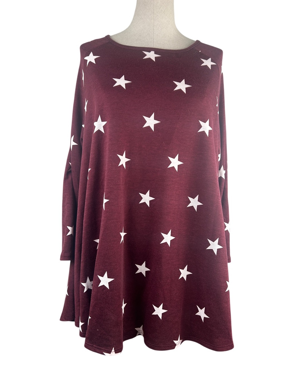 NWOT Kim & Cami Women’s Star Print Maroon Swing Top